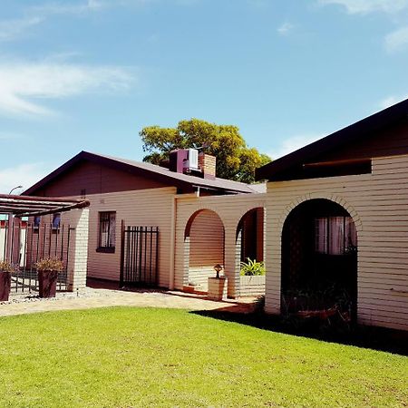 Mckala Guesthouse Kimberley Bagian luar foto